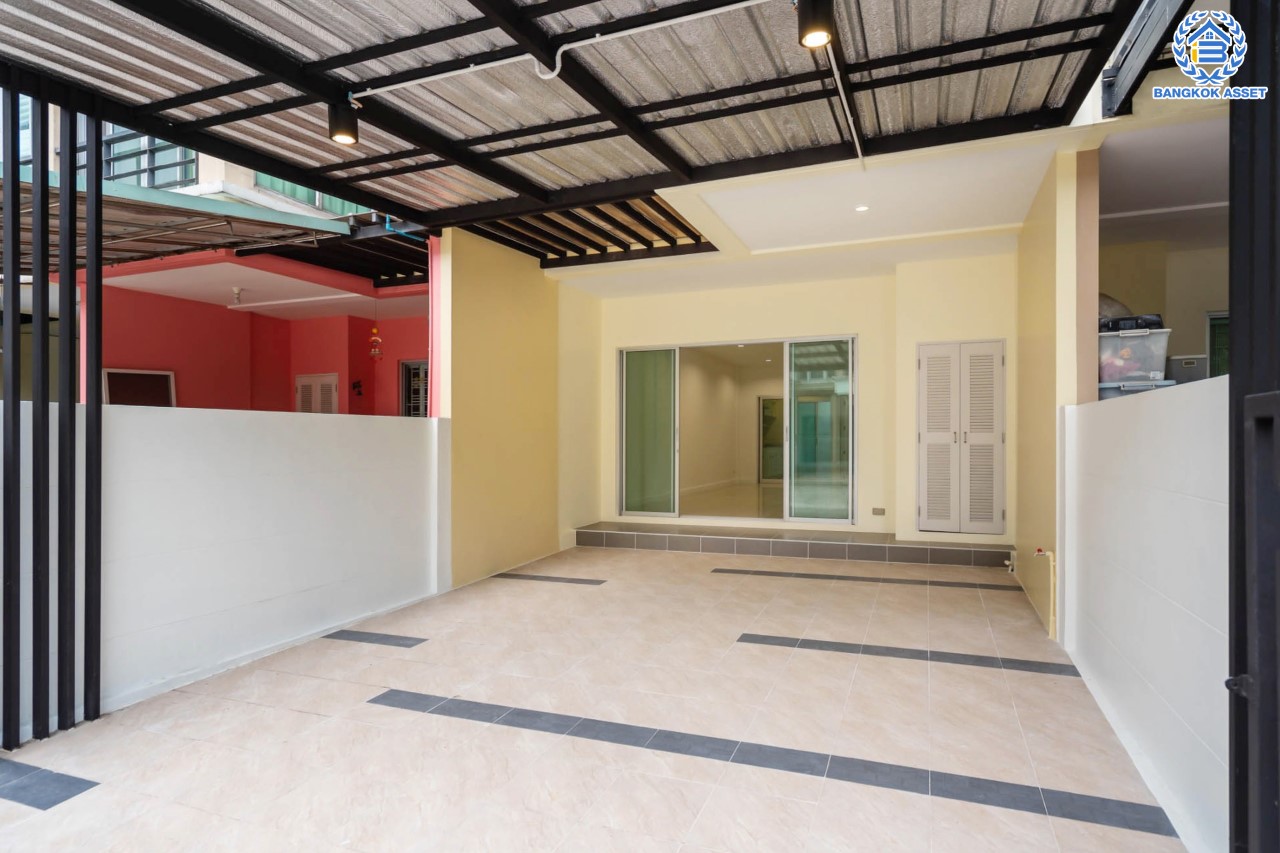 บ้านมือสองตกแต่งใหม่ ม.วิสต้าปาร์ค แจ้งวัฒนะ ทาวน์โฮม 3 ชั้น บนเนื้อที่ 22.8 ตร.ว. ฟังก์ชัน 3 ห้องนอน 3 ห้องน้ำ Master Bedroom เชื่อมต่อ Walk in Closet พร้อม Built-in ตู้เสื้อผ้าดีไซน์เรียบหรู บนทำเลโซนเมือง ใกล้ทางด่วน และเซ็นทรัลแจ้งวัฒนะ และเพียง 10 นาทีถึง รถไฟฟ้า "สถานีศูนย์ราชการนนทบุรี"